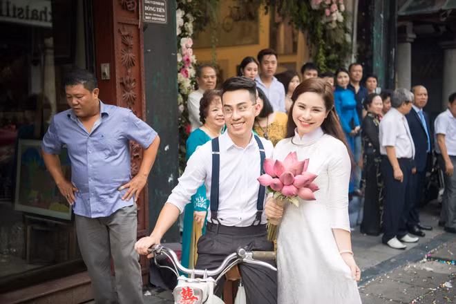 Chú rể Tiến Trung đón dâu Hồng Nhung trên chiếc xe mobylette đời cổ.