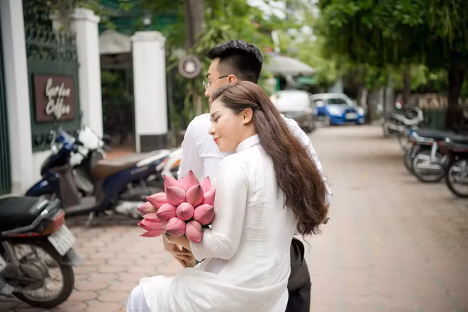 Trong lễ rước dâu, chú rể Tiến Trung đưa nàng về dinh trên chiếc xe đời cổ. Cô dâu e ấp ngồi sau, tay ôm bó sen hồng, khẽ tựa đầu vào vai chàng trai mình yêu.