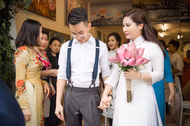 Cô dâu Hồng Nhung thể hiện rõ sự tinh tế, và chu đáo khi chọn cho mình bộ áo dài trắng trơn, cổ đeo kiềng bạc, khuôn mặt trang điểm trong veo.