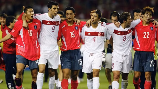 Thổ Nhĩ Kỳ gặp lại Brazil tại bán kết và thất bại sau siêu phẩm của Ronaldo. Chung cuộc, đội bóng có biệt danh "The Crescent-Stars " kết thúc với vị trí thứ 3.