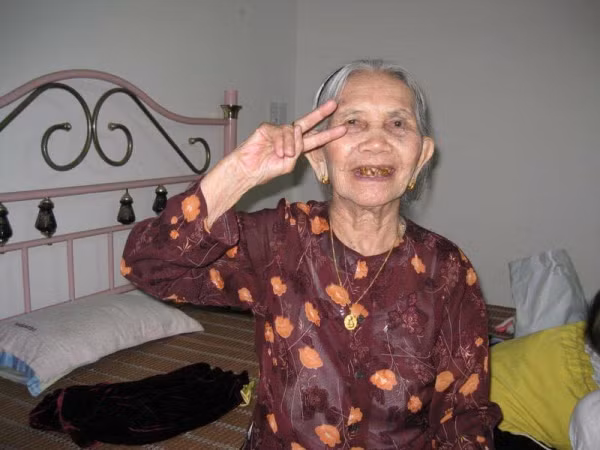 "Bà nội tớ, năm chụp ảnh này là bà 90 tuổi, ra đường là bịt kín mít, vì sợ bị giật mất vàng. Năm nay bà 97 tuổi rồi" nickname Thương Mập bình luận.