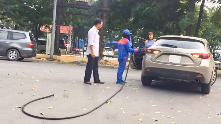 Ngay sau khi sự việc xảy ra, CĐM đã có phen cười vỡ bụng và cho rằng, việc bán xăng cho phụ nữ quả là tội ác khi chính từ những nữ nhân này đã gây ra không ít tai nạn khó đỡ.