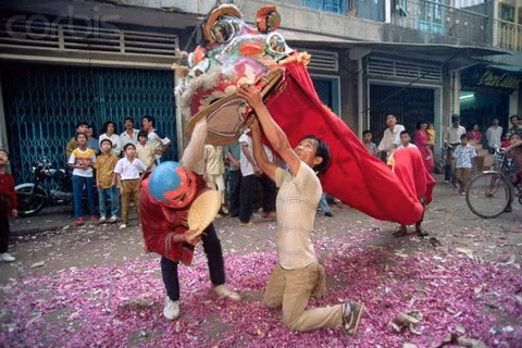 Theo quan niệm xưa, tiếng pháo ngày Tết có ý nghĩa để xua đuổi tà ma và mong ước cho một năm làm ăn và sinh sống suôn sẻ. Bên cạnh đó, những quả pháo nhỏ móc nhau trên một sợi dây tim, nhớ tiếng nổ đêm ba mươi, nhớ màu đỏ nhuộm thắm khoảnh sân nhà sáng mùng một khiến không khí trở nên vô cùng nhộn nhịp.