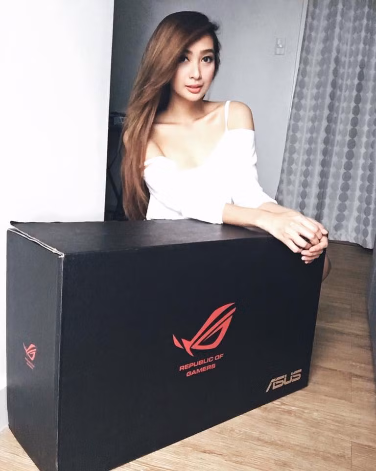 Nếu muốn nổi tiếng trong cộng đồng streamer ngoài khả năng chơi game siêu đỉnh, giọng bình luận hài hước thì các nữ streamer phải đáp ứng những yêu cầu như gương mặt ưa nhìn hay thân hình thật nóng bỏng với những đường cong "chết chóc" . Đó cũng là trường hợp của nữ streamer nổi tiếng Philippines - Ann B. Mateo.