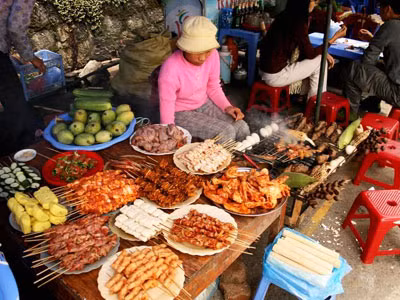 Một phần thu hút du khách nữa đến Sapa vào mùa đông đó là món nướng đặc sản nơi đây. Thứ đồ nướng được người dân địa phương tẩm ướp rất nhiều ớt và gia vị nêm vừa khiến du khách ấm lòng trong những ngày đông lạnh giá tại miền đất vùng cao này.