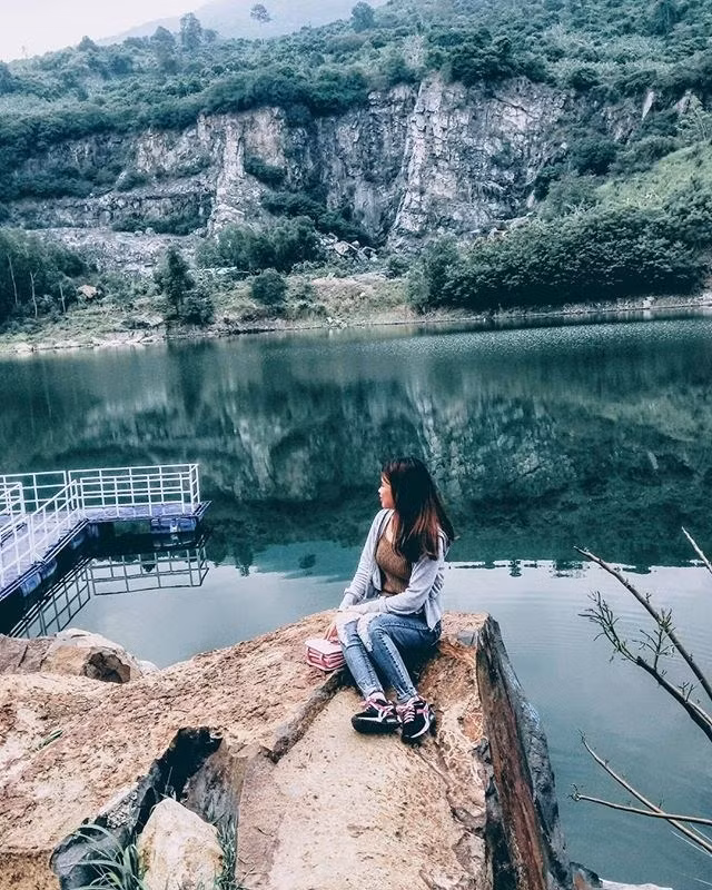 Nắng lên cao soi rọi khắp không trung khiến không gian trở nên trong veo, các loài hoa dại khoe sắc trong nắng mới, thảm thực vật xanh mướt mỡ màng tràn trề nhựa sống, khung cảnh khiến cho bạn cảm thấy tâm hồn như lắng lại, thật an yên, thư thái.