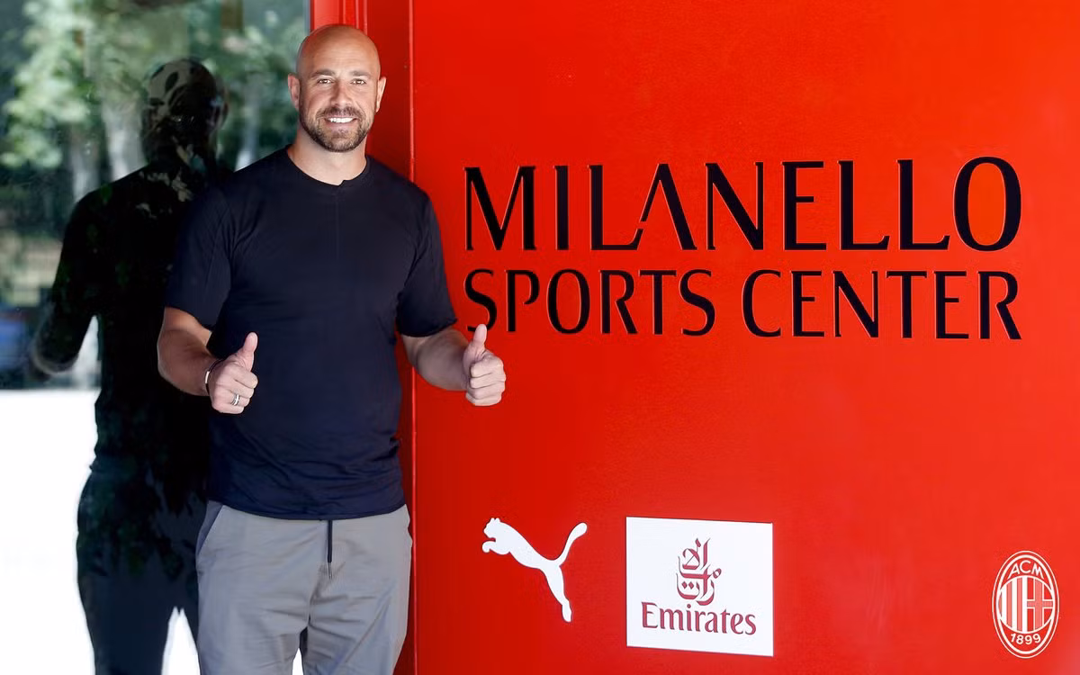 HLV Maurizio Sarri quyết tâm đưa trò cũ về Chelsea cho dù Jose Reina vừa gia nhập Milan theo dạng chuyển nhượng tự do.