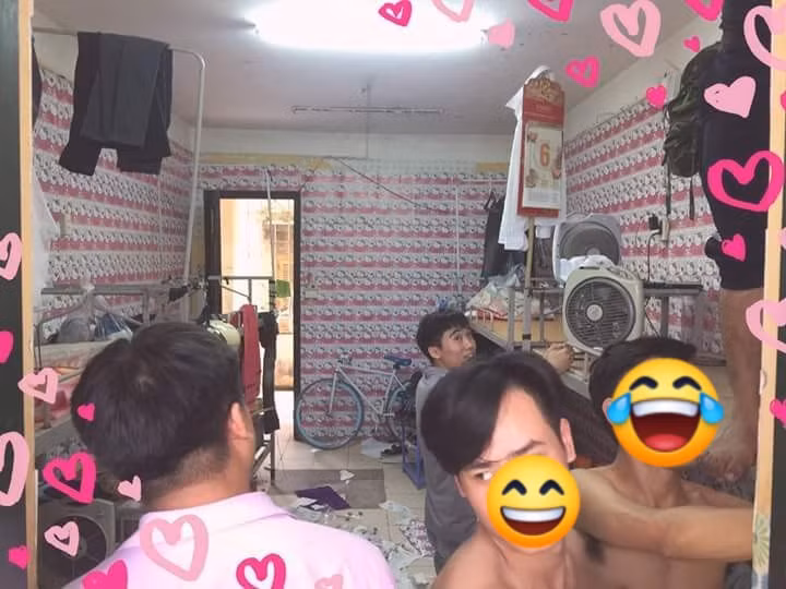 Những chàng trai của Trường Cao đẳng Thương mại và Du lịch Hà Nội đã quyết định tân trang cho phòng kí túc xá của mình trước thềm năm học mới bằng cách dán kín hình Hello Kitty khắp phòng.