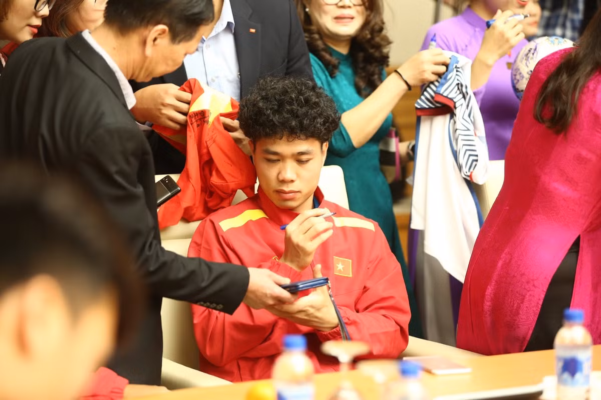 Mới đây, sau thành công với chức vô địch AFF Cup 2018 cùng đội tuyển Việt Nam, tiền đạo Công Phượng đã "trình làng" kiểu đầu xù mới toanh của mình.