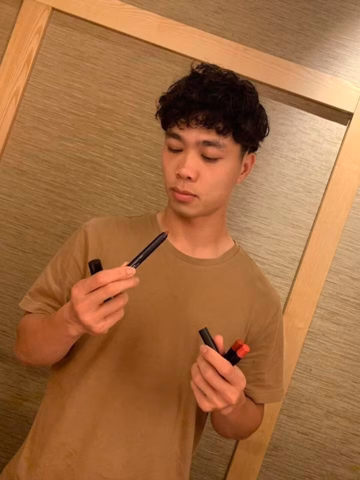 Trước đó, mái tóc xù xì của Công Phượng đã được để ý khi cầu thủ này để lộ hình ảnh trên tay cầm những cây son tại khách sạn nơi đội tuyển Việt Nam đóng quân chuẩn bị cho Asian 2019.