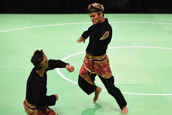 Ở nội dung seni môn pencak silat, đôi Taqiyuddin bin Hamid và Rosli bin Mohd Sharif (Malaysia) giành HCV với 582 điểm. Trong khi đó, đội Indonesia giành được 554 điểm, đoạt HCB. Ở nội dung này, kỷ lục thế giới chỉ là 570 điểm. Như vậy, trọng tài đã chấm điểm quá tay đến mức giúp đôi VĐV Malaysia phá luôn kỷ lục thế giới. ẢNh: Sky Sport Asian