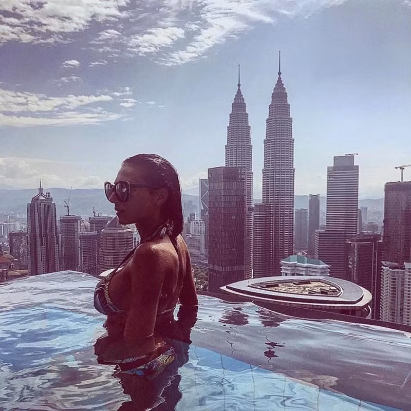 Trên mạng xã hội Instagram, tài khoản của Hội con nhà giàu Budapest cũng được dân tình thế giới thường xuyên cập nhật với hơn 40.000 follows.