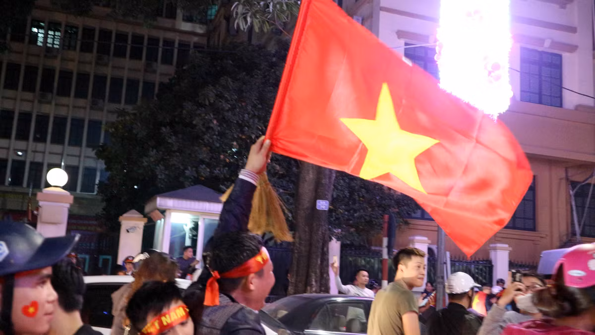 Mặc dù là ngày diễn ra phố đi bộ xung quanh Hồ Gươm, nhưng đã có hàng vạn người dân Thủ đô đã xuống đường ăn mừng chiến thắng của ĐT U23 Việt Nam. Họ ra đường với không khí vui sướng đến tột cùng và trên miệng luôn vang lên những câu khẩu hiệu như "Việt Nam vô địch" hay cùng nhau hát lên bài "Như có Bác Hồ trong ngày vui đại thắng".