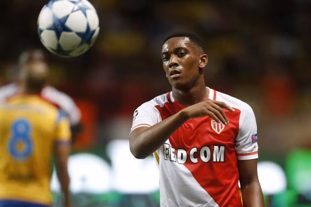 Monaco hỏi mua lại Martial: Theo thông tin chuyển nhượng cầu thủ trên trang cá nhân của nhà báo người Pháp Loic Tanzi tiết lộ Monaco đang rất quan tâm tới ngôi sao Anthony Martial của MU. Martial gây ấn tượng ở mùa giải mới khi ghi bàn ở cả 2 trận đấu của M.U. Ảnh: Goal