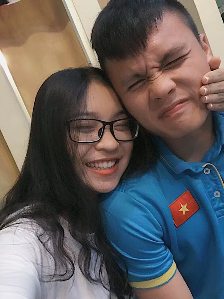 Sau cú đúp vào lưới U23 Qatar để đưa U23 Việt Nam vào trận chung kết U23 châu Á, Quang Hải là cái tên được cộng đồng mạng nhắc tới rất nhiều và những hình ảnh của anh chàng này tình tứ bên cô bạn gái xinh đẹp cũng được nhiều dân mạng đăng tải.