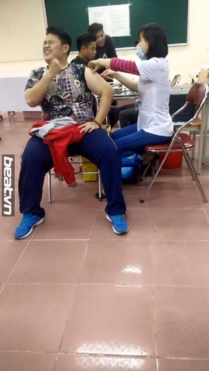 Trước đó, dân mạng đã từng chứng kiến rất nhiều khoảnh khắc các bạn trẻ phải đấu tranh, vật lộn để vượt qua hội chứng sợ kim tiêm của mình đầy biểu cảm và vô cùng hài hước.