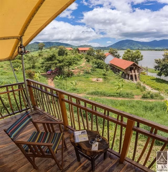 Lak Tented Camp là khu nghĩ dưỡng còn khá mới và thích hợp cho nghĩ dưỡng. Nó nằm cách thành phố Buôn Mê Thuột 50km về QL 27, thuộc thị trấn Liên Sơn, huyện Lăk, tỉnh Đăk Lăk.