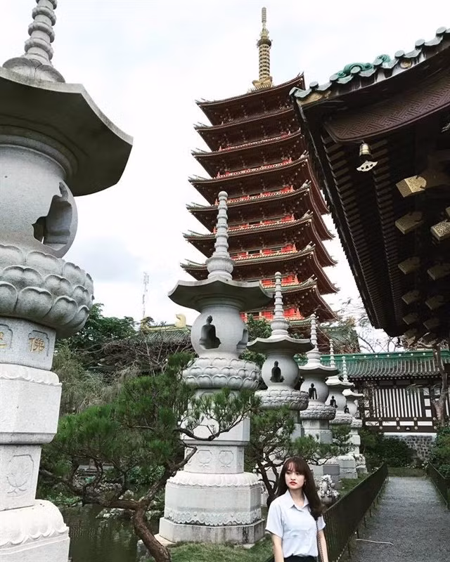Nhiều người nhận xét khi bước vào trong khuôn viên của chùa Minh Thành, chẳng khác gì đang "lạc trôi" vào một khung cảnh từng xuất hiện trong những bộ phim cổ trang Nhật Bản. Ảnh trong bài: Gialaiplus.