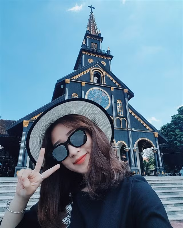 Chưa dừng lại ở đó, lối kiến trúc mang đậm phong cách phương Tây với tháp chuông hình chóp vút lên trời và hoa văn tinh xảo là điểm hấp dẫn của thánh đường này. Bên cạnh đó, nếu để ý kỹ nhà thờ Chính tòa Kon Tum còn là sự pha trộn giữa kiến trúc nhà sàn tây Nguyên và kiến trúc nhà thờ phương Tây đã tạo nên một công trình tôn giáo mang tính thẩm mỹ rất cao.