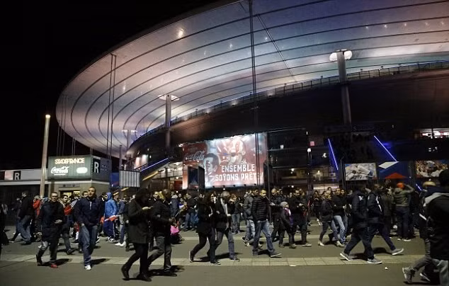Nhà chức trách nước Pháp cũng như BTC trận giao hữu đã nhanh chóng sơ tán các CĐV khỏi sân Stade de France trong sự kiểm soát chặt chẽ.