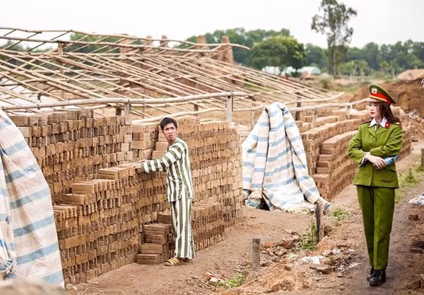 Chia sẻ về bộ ảnh cưới có một không hai của mình, chú rể Thiên Dương trong vai "tù nhân" nói: bộ ảnh "quản giáo và tù nhân" là một phần nhỏ trong album cưới được mình lên ý tưởng từ cách đây 6-8 tháng. Từ câu nói bông đùa "lấy vợ như đeo gông vào cổ", mình và vợ ấp ủ thực hiện bộ ảnh này từ lâu và đến giờ mới có cơ hội.