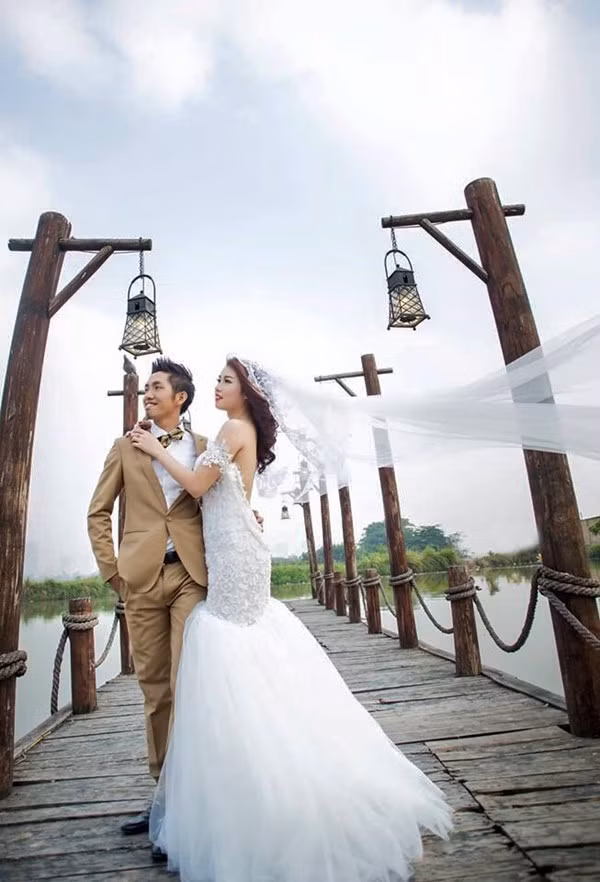 Nhờ sự động viên từ phía bạn bè, Dương nối lại tình xưa với Hằng. Sau nhiều sóng gió, cặp đôi đã yêu nhau một cách trưởng thành và chín chắn hơn. Cuộc tình kéo dài được 2 năm thì đôi trẻ quyết định thực hiện bộ ảnh cưới có một không hai này. Đám cưới của Dương và Hằng sẽ diễn ra vào ngày 27/12 tới đây. Ảnh: FBNV.