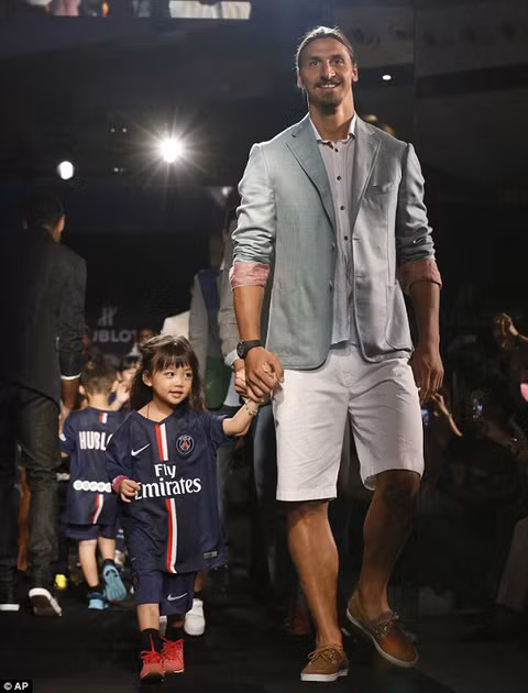 Zlatan Ibrahimovic trong một bộ đồ rất phong cách trong buổi lễ ra mắt trang phục thi đấu mới khi còn khoác áo PSG và bạn diễn của tiền đạo người Thụy Điển là các người mẫu nhí.