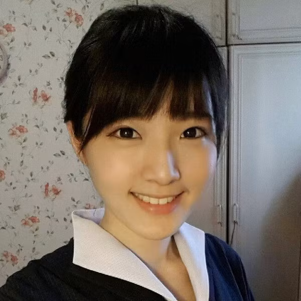 Nhiều người gặp Tiểu Tiểu đều nghĩ rằng cô mới chỉ là học sinh cấp 3 và có tuổi đời dưới 20 tuổi. Thế nhưng sự thật thì hoàn toàn khác.