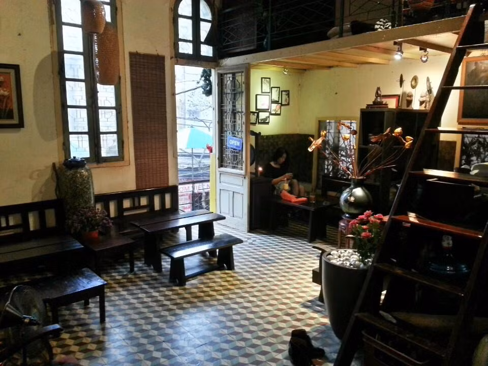 Đặt chân đến cafe Hà Nội House, bước lên bậc cầu thang cũ kĩ, bạn tưởng như bước vào một căn nhà cổ, với nếp sinh hoạt xưa cũ.