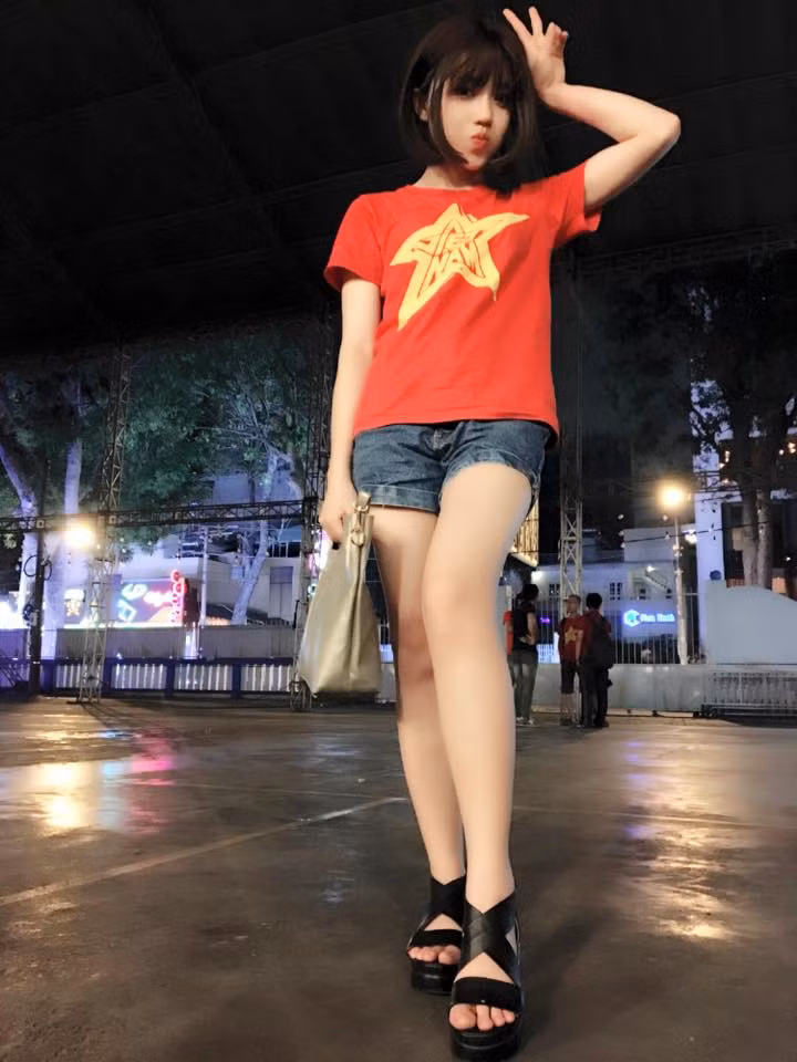 Không chỉ là một CĐV ĐT Việt Nam qua các giải đấu, Thùy Dung còn là gương mặt khá nổi trong cộng đồng fan CLB Real Madrid tại Việt Nam.
