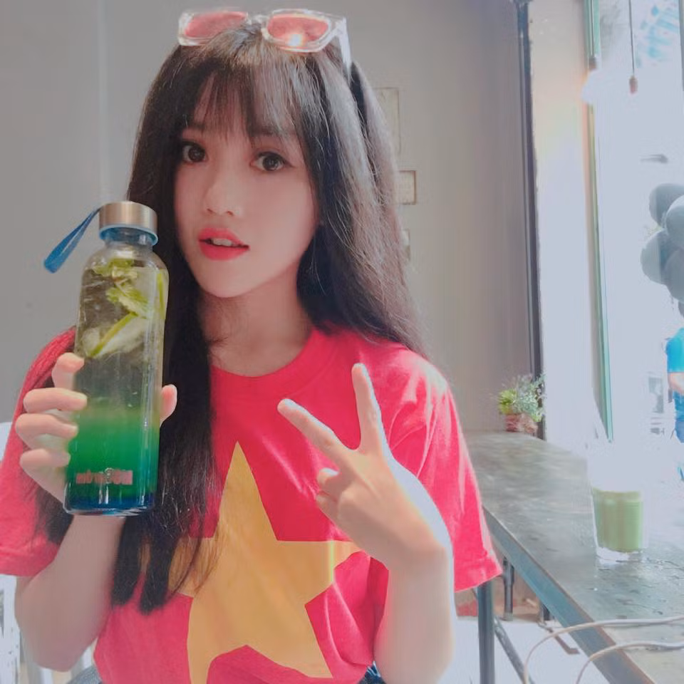 Mới đây nhất, trong những trận đấu của U22 Việt Nam tại VL U23 châu Á diễn ra trên SVĐ Thống Nhất, rất nhiều lần góc máy quay đã hướng về phía nữ CĐV xinh tươi dán trên má lá cờ Tổ quốc và nhiều bạn trẻ đang xem đá bóng qua mạng, đã nhanh tay chụp lại những khung hình có sự xuất hiện của cô gái có gương mặt ưa nhìn.