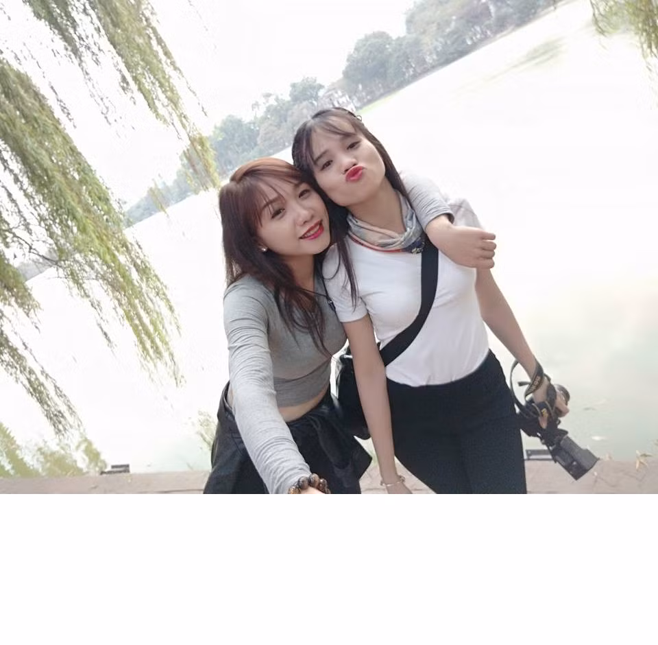 Cụ thể, câu chuyện bắt đầu nổi lên khi trên một fanpage dành cho các dân phượt, hai cô gái trẻ có tên Võ Huyền Thiên Thư và cô em gái Thương Mango đã chia sẻ hành trình phượt của mình xuất phát từ tối mùng 4 Tết Đinh Dậu ở Sài Gòn và có mặt tại Hà Nội tối mùng 6 Tết. Theo tiết lộ của chính hai cô gái trẻ, họ duy trì tốc độ trung bình khoảng 80km/h và hoàn thành cung đường trong khoảng thời gian 40 giờ.