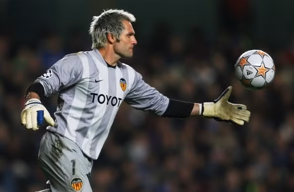 Santiago Canizares là thủ thành huyền thoại của CLB Valencia và anh có 27 trận giữ sạch lưới và hai lần vào đến trận đấu cuối cùng của UEFA Champions League nhưng rất tiếc đều thất bại.
