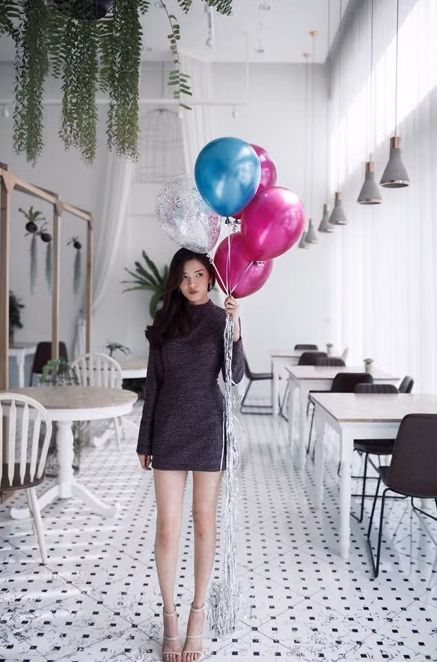 Belle Nantikan, hot girl thứ 4 trong nhóm bạn thân. Cô gái này khá kín tiếng không quá nổi tiếng trên MXH cũng không tham gia hoạt động nghệ thuật. Nhưng lại bù lại, hot girl này lại khiến nhiều người ngưỡng mộ bởi cuộc sống sang chảnh, xài đồ hiệu, du lịch thường xuyên.