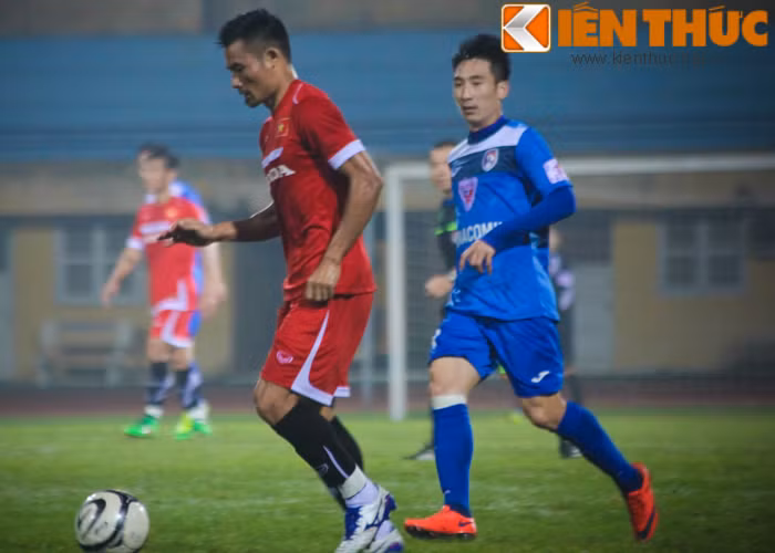 Còn về phía CLB Than Quảng Ninh, họ thi đấu thụ động và nhường lại toàn bộ thế trận cho ĐT Việt Nam để lo khâu phòng ngự số đông trước khung thành.