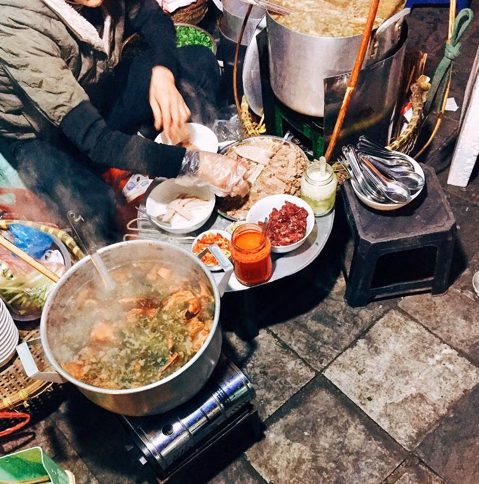 Phở Gánh là một món ăn trở nên quen thuộc với nhiều người Hà Nội. Với những đêm lạnh như độ này thì việc tay bưng bát phở, vừa ăn vừa xì xụp nước dùng đậm đà ấm nóng giữa góc phố cổ lúc tinh mơ mới lại càng thú vị.