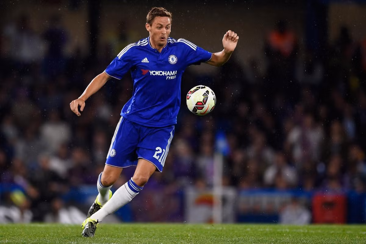 Chelsea hi sinh công thần để mua sao Juve: Theo báo giới Italia, CLB Chelsea đang cố gắng thuyết phục Juventus nhả trung vệ Leonardo Bonucci khi đưa ra lời đề nghị 48 triệu bảng kèm theo tiền vệ Nemanja Matic. Đây là động thái khá bất ngờ bởi Matic có vai trò quan trọng trong đội hình của HLV Conte. Cầu thủ người Serbia cũng là trụ cột của Chelsea kể từ khi cập bến Stamford Bridge. Ảnh Goal.