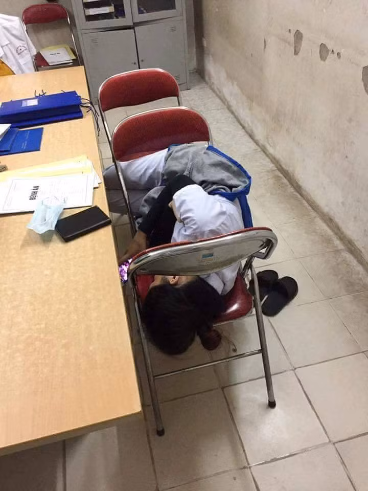 Việc sử dụng những chiếc ghế làm việc để làm chiếc giường ngủ trưa của các sinh viên ngành Y là điều khá quen thuộc và được cho là còn "tử tế" hơn rất nhiều với sự thật.