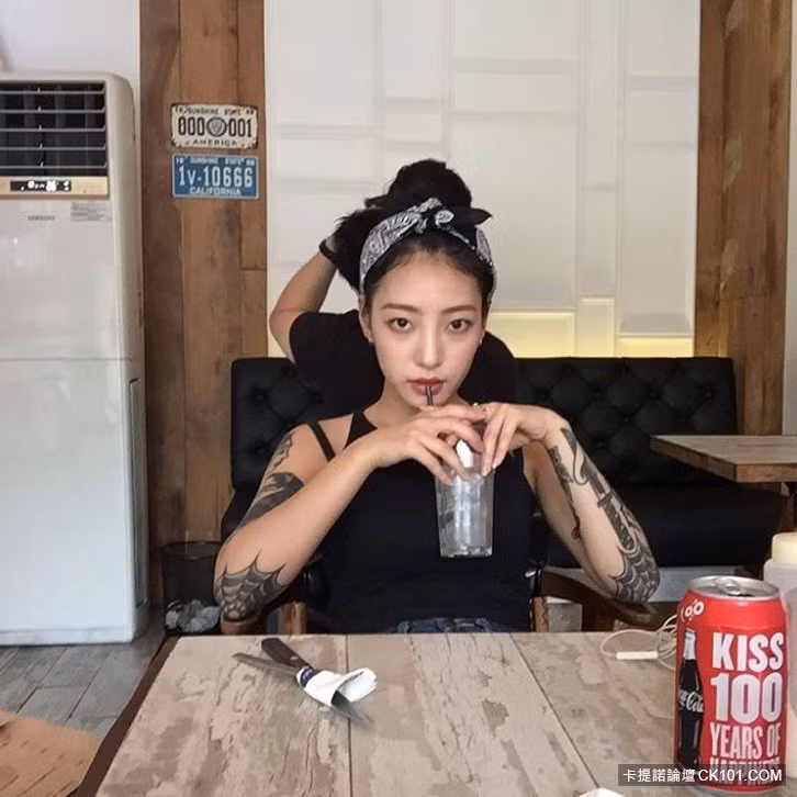 Chưa dừng lại ở đó, chính nhan sắc tuyệt đẹp của nữ thợ xăm xứ Kim Chi này cũng khiến nhiều người phải thổn thức. Sở hữu khuôn mặt gọn gàng với sống mũi cao và đôi mắt có hồn, Nini là tâm điểm tìm kiếm những ngày vừa qua.