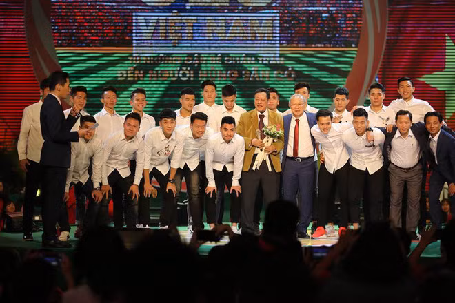 Đến với sân khấu giao lưu trực tiếp với khán giả trên kênh VTV6 tối 6/2, các cầu thủ U23 Việt Nam với đồng phục áo sơ mi trắng, quần tối màu đã khiến không ít người hâm mộ trầm trồ, xuýt xoa.