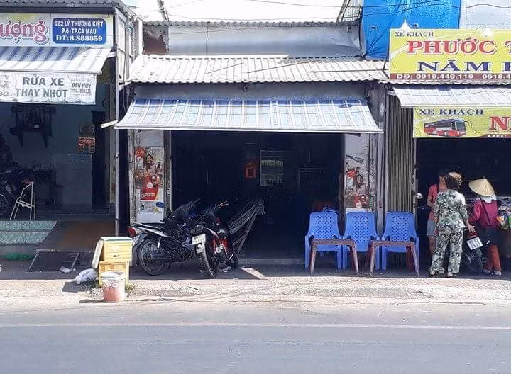 Sau đó, trưởng đoàn phượt tên D. đã livestream trên Facebook cá nhân để xin lỗi. Anh cũng không phủ nhận việc có 1 thành viên do không kiềm chế được đã buông tiếng chửi thề với cô chủ quán nước. Nhưng anh cũng phủ định việc có người trong nhóm dọa đốt quán. Anh mong mọi người đừng vì 1 số cá nhân đơn lẻ mà đánh giá xấu cho những người còn lại, bởi trong đoàn có những người không phản ứng gì với quán nước.