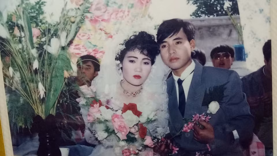 Đám cưới có pháo, cỗ bàn linh đình và ảnh cưới lung linh cũng đã có màu mè. Theo nhận định của dân mạng thì vào thời điểm đó, gia đình phải có "điều kiện" mới có thể tổ chức được đám cưới hoành tráng như vậy. Đám cưới có pháo, cỗ bàn linh đình và ảnh cưới lung linh cũng đã có màu mè. Theo nhận định của dân mạng thì vào thời điểm đó, gia đình phải có "điều kiện" mới có thể tổ chức được đám cưới hoành tráng như vậy.