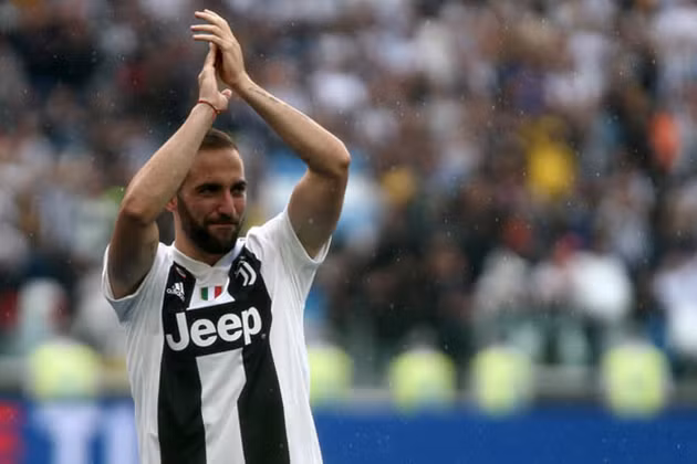 Anh trai cầu thủ Gonzalo Higuain, Nicolas và AS Roma ẽ tiến hành đàm phán trong vài giờ tới để hoàn tất những thỏa thuận cá nhân sau cùng, đồng thời "Bầy sói" sẽ phải thuyết phục Higuain đồng ý đến chơi tại sân Olimpico.