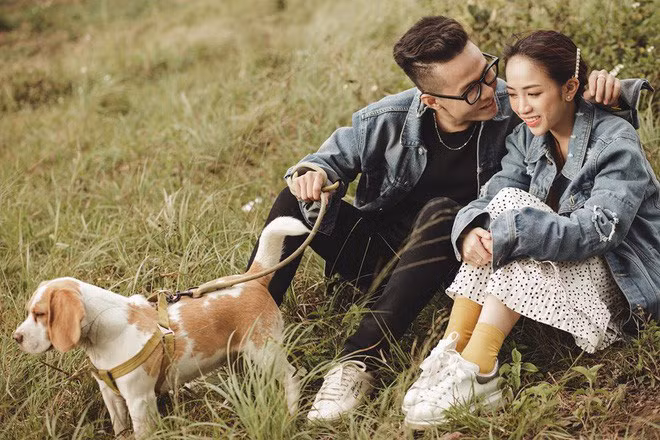 Trang cá nhân của Joyce Phạm và Tâm Nguyễn đầy ắp ảnh chụp tình tứ trong các chuyến du lịch chung với nhau.