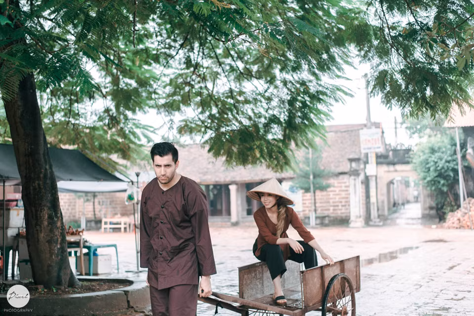 Những cử chỉ rất quen thuộc của người nông dân Việt Nam như anh chồng kéo xe bò bên trên là cô vợ chân lấm tay bùn cũng được cặp đôi này chọn để đưa vào bộ ảnh cưới của mình.