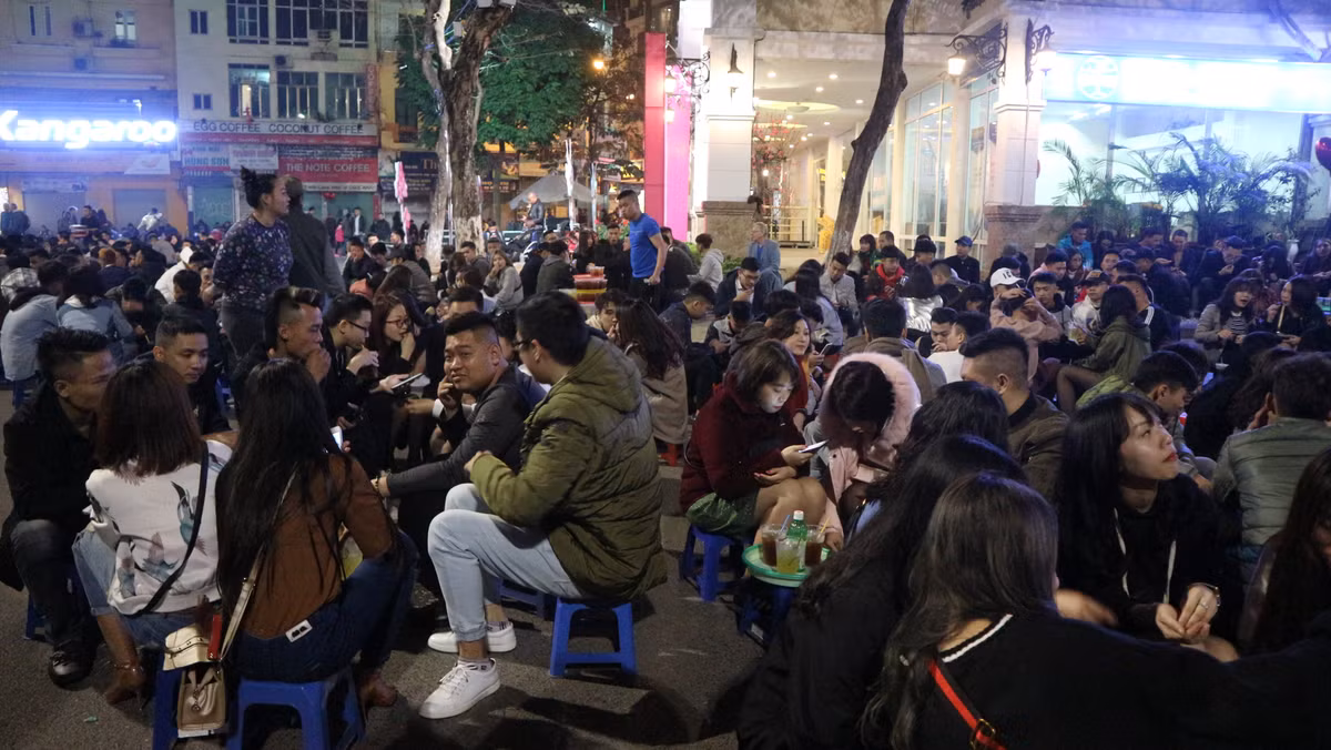 Quanh phố đi bộ Hồ Gươm, rất nhiều những quán trà chanh đã mọc lên trái phép lấn chiếm lòng lề đường của người đi bộ.
