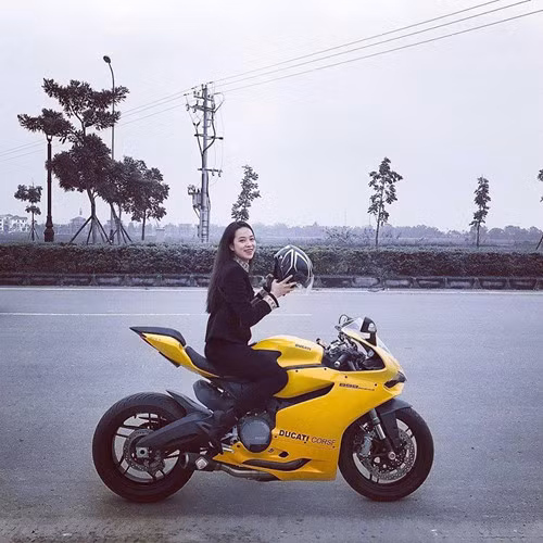 Không chỉ gây chú ý bằng việc cưỡi moto Ducati chạy trên phố, Hoài Thương còn gây thầm thương trộm nhớ cho nhiều người bằng nhan sắc của mình khi sở hữu đôi chân dài miên man thẳng tắp, khuôn mặt ưa nhìn bắt mắt và thân hình dây thon gọn.