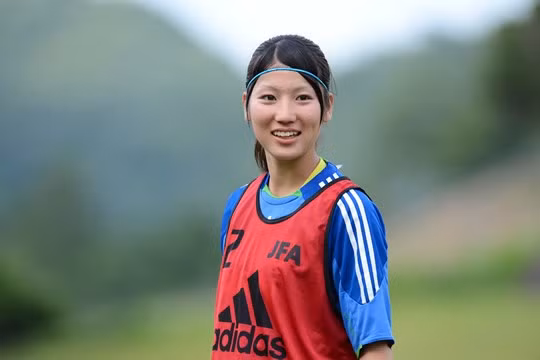 Ayu Nakada sinh ngày 15/8/1993, hiện nữ cầu thủ xinh đẹp này đang thi đấu ở vị trí tiền vệ của CLB INAC Kobe Leonessa và đội tuyển bóng đá nữ Nhật Bản.