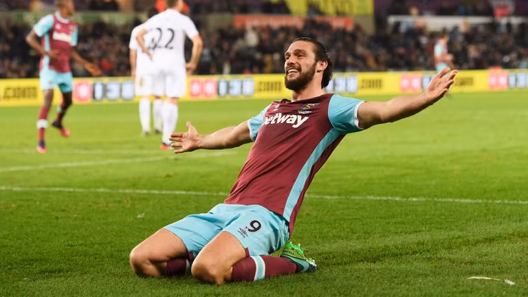 Antonio Conte còn thúc giục các sếp CLB tiếp cận chiêu mộ Andy Carroll. Đây là mục tiêu khá bất ngờ, bởi Carroll phong độ thất thường ở West Ham và thường xuyên phải mài mông trên băng ghế dự bị.
