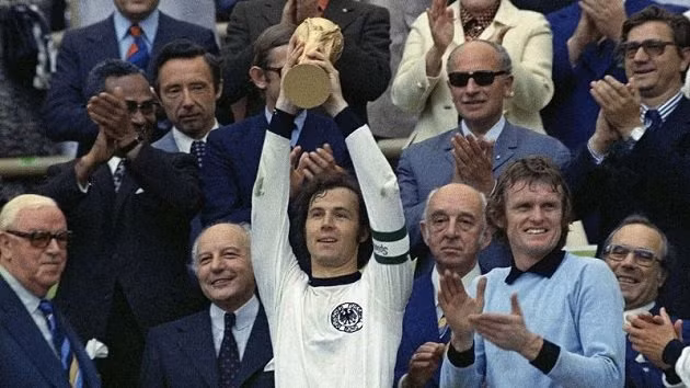 Hoàng đế Franz Beckenbauer là đội trưởng của người Đức từng đăng quang ở World Cup 1974. Ông cũng hai lần dành được danh hiệu Cầu thủ xuất sắc nhất thế giới.